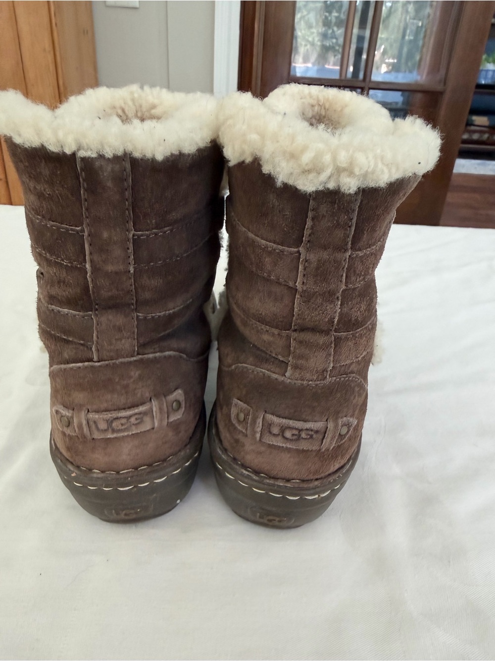 Ugg’s Women’s Brown Suede Shearling-Lined Winter Boots Sz 9 - Picture 6 of 11
